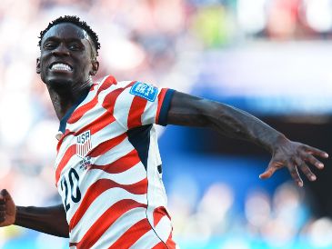 Folarin Balogun es el primer jugador en anotar un gol y ser expulsado en un mismo partido en una Copa del Mundo desde que Zinedine Zidane lo hiciera hace exactamente dos décadas. XINHUA/X. Chang