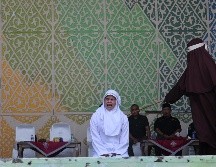 Una mujer de Aceh reacciona a los azotes durante un castigo público por violar la ley islámica en Banda Aceh, Indonesia, el 2 de julio de 2026; el Tribunal de la Sharía y la Fiscalía de Banda Aceh castigaron a los infractores con entre 10 y 30 azotes, incluyendo a una pareja que fue sorprendida besándose en directo en la plataforma TikTok. EFE/H. SIMANJUNTAK
