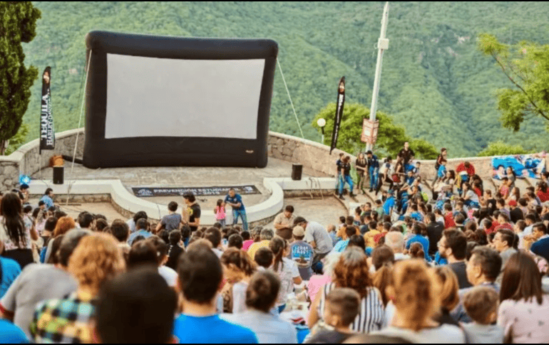 Ver una película al aire libre, recostado sobre el pasto y bajo el cielo estrellado, es una experiencia que se puede disfrutar en Guadalajara. FACEBOOK / Cinema Live Guadalajara