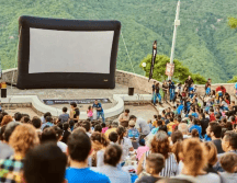 Ver una película al aire libre, recostado sobre el pasto y bajo el cielo estrellado, es una experiencia que se puede disfrutar en Guadalajara. FACEBOOK / Cinema Live Guadalajara