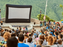 Ver una película al aire libre, recostado sobre el pasto y bajo el cielo estrellado, es una experiencia que se puede disfrutar en Guadalajara. FACEBOOK / Cinema Live Guadalajara