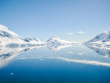 Actualmente, la capa de hielo de la Antártida Oriental es la más grande de la Tierra y almacena suficiente agua congelada como para elevar el nivel del mar a nivel mundial en unos 52 metros si se derritiera por completo. Unsplash