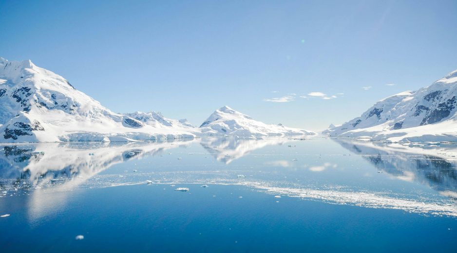 Actualmente, la capa de hielo de la Antártida Oriental es la más grande de la Tierra y almacena suficiente agua congelada como para elevar el nivel del mar a nivel mundial en unos 52 metros si se derritiera por completo. Unsplash