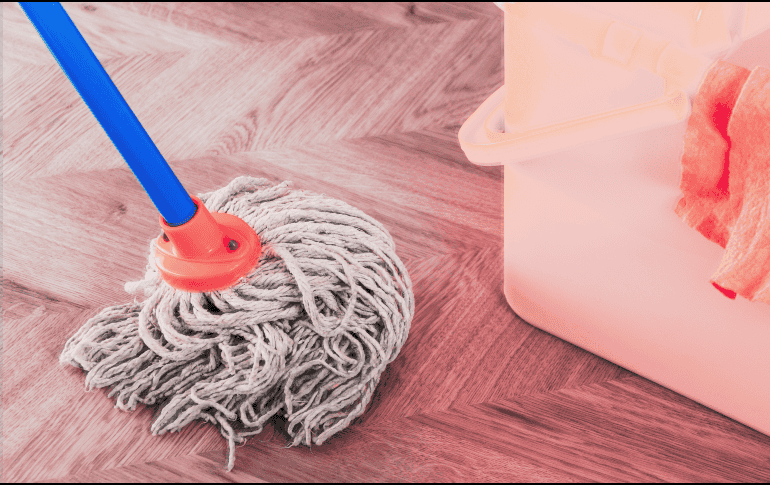 La limpieza de los pisos no depende únicamente del producto utilizado, sino también de las herramientas y técnicas empleadas durante el proceso. ESPECIAL/Canva