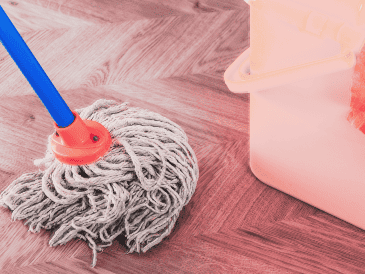 La limpieza de los pisos no depende únicamente del producto utilizado, sino también de las herramientas y técnicas empleadas durante el proceso. ESPECIAL/Canva