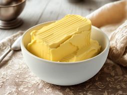 Para la gran mayoría de los consumidores en México, la mantequilla y la margarina son productos intercambiables a la hora de cocinar, sin embargo, la Profeco ha aclarado que su naturaleza química y nutricional es completamente opuesta. ESPECIAL / CANVA