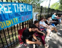 Un hombre espera noticias de su esposa, quien es de Cuba y tiene una cita en la oficina local del ICE de Estados Unidos en Miramar, Florida. AP/L. Sladky