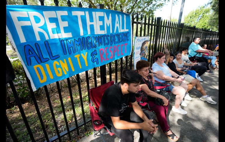 Un hombre espera noticias de su esposa, quien es de Cuba y tiene una cita en la oficina local del ICE de Estados Unidos en Miramar, Florida. AP/L. Sladky
