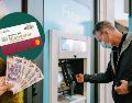 Elegir el banco adecuado para retirar el apoyo puede representar un ahorro para los beneficiarios.PEXELS/ESPECIAL