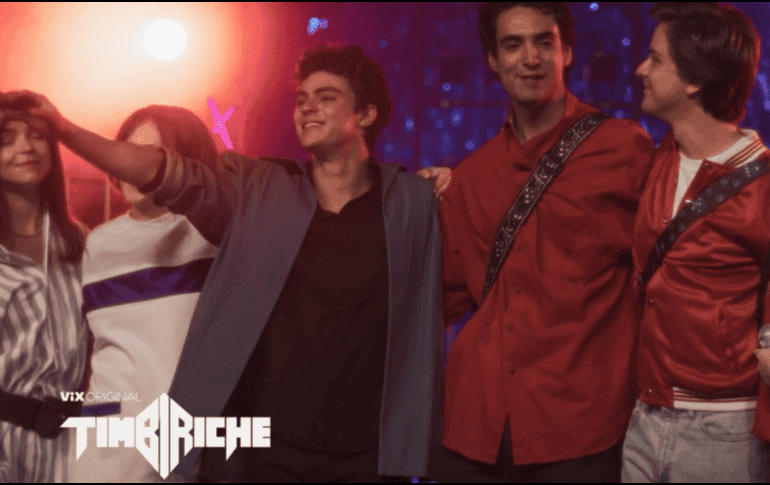 Las primeras imágenes dejan entrever una recreación cuidadosa de la época y de la estética que caracterizó a Timbiriche. VIX / ESPECIAL