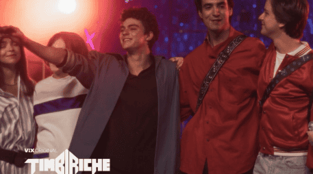 Las primeras imágenes dejan entrever una recreación cuidadosa de la época y de la estética que caracterizó a Timbiriche. VIX / ESPECIAL