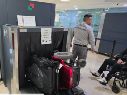 La reciente captura de un pasajero que simulaba una discapacidad para introducir un millonario cargamento de cocaína despertó el furor viral. ESPECIAL