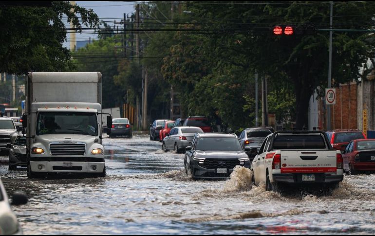 La tormenta provocó severas inundaciones en Tlaquepaque, dejó más de 100 vehículos varados y afectó el servicio del transporte público. EL INFORMADOR/ J. ACOSTA.