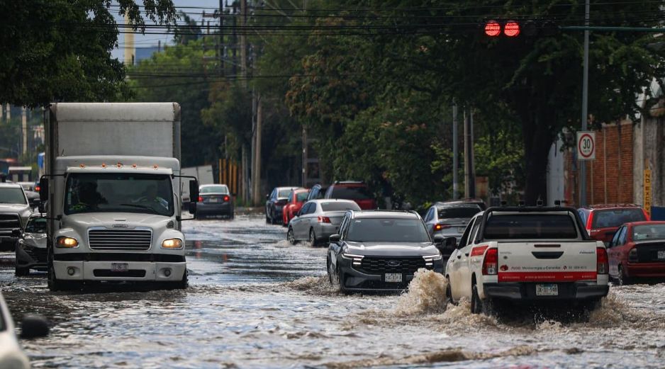 La tormenta provocó severas inundaciones en Tlaquepaque, dejó más de 100 vehículos varados y afectó el servicio del transporte público. EL INFORMADOR/ J. ACOSTA.