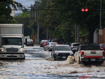 La tormenta provocó severas inundaciones en Tlaquepaque, dejó más de 100 vehículos varados y afectó el servicio del transporte público. EL INFORMADOR/ J. ACOSTA.