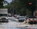 La tormenta provocó severas inundaciones en Tlaquepaque, dejó más de 100 vehículos varados y afectó el servicio del transporte público. EL INFORMADOR/ J. ACOSTA.