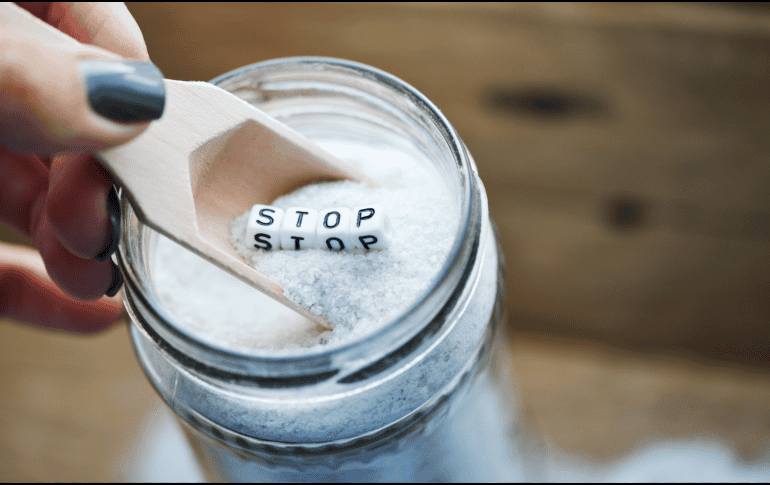 El principal componente de la sal de mesa es el sodio, un mineral indispensable para que el cuerpo funcione correctamente.  CANVA