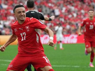 Rubén Vargas celebra su gol, el definitivo del partido. AP/A. Parr