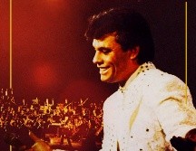 El material audiovisual que llegará a las marquesinas corresponde al emblemático álbum en vivo Juan Gabriel en el Palacio de Bellas Artes, grabado durante las presentaciones del 9 al 12 de mayo de 1990. FACEBOOK/Cinemex