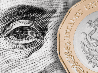 Considera que la cotización del dólar frente al péso mexicano fluctúa a lo largo del día debido a los factores de oferta-demanda. ESPECIAL/Canva