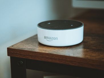 Una de las primeras configuraciones que deberías ajustar en tu Amazon Echo Dot es la calidad de sonido. UNSPLASH / N. J LECLERCQ
