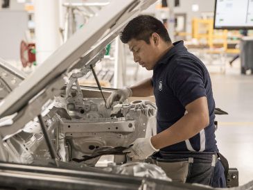 Las vacantes disponibles en la industria automotriz son para todo tipo de actividades, pero destacan operarios de producción y ensamble. EFE / ARCHIVO