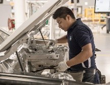 Las vacantes disponibles en la industria automotriz son para todo tipo de actividades, pero destacan operarios de producción y ensamble. EFE / ARCHIVO