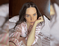 Lejos de engancharse en la polémica, Belinda reaccionó a las críticas compartiendo en sus redes sociales una serie de fotografías en pijama con un estilo sensual. ESPECIAL/ Facebook/ Belinda