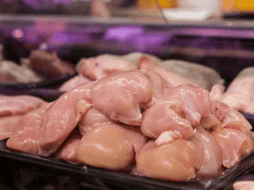 Evitar lavar el pollo antes de cocinarlo previene la contaminación cruzada en la cocina. ESPECIAL/Canva