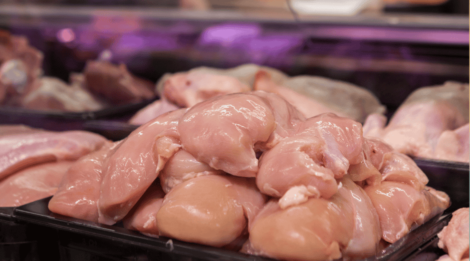Evitar lavar el pollo antes de cocinarlo previene la contaminación cruzada en la cocina. ESPECIAL/Canva