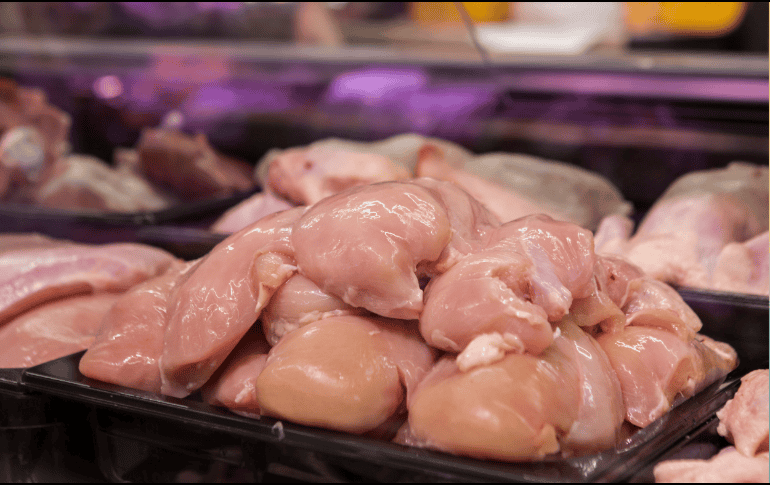 Evitar lavar el pollo antes de cocinarlo previene la contaminación cruzada en la cocina. ESPECIAL/Canva