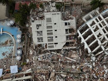 Esta imagen del jueves 2 de julio de 2026 muestra edificios que se derrumbaron durante los dos terremotos recientes, en La Guaira, Venezuela. AP/M. Delacroix