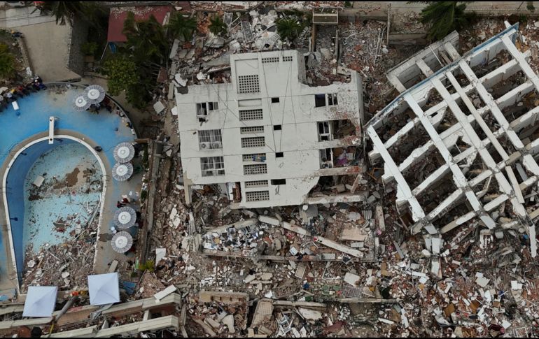 Esta imagen del jueves 2 de julio de 2026 muestra edificios que se derrumbaron durante los dos terremotos recientes, en La Guaira, Venezuela. AP/M. Delacroix