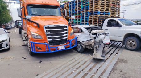 El incidente generó complicaciones momentáneas a la circulación sobre la carretera a El Salto. ESPECIAL