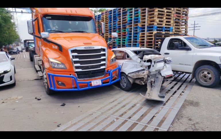 El incidente generó complicaciones momentáneas a la circulación sobre la carretera a El Salto. ESPECIAL
