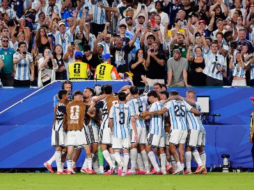 Argentina sella su pase a octavos de final en el Estadio Miami. Imago7/ Sebastian Laureano Miranda