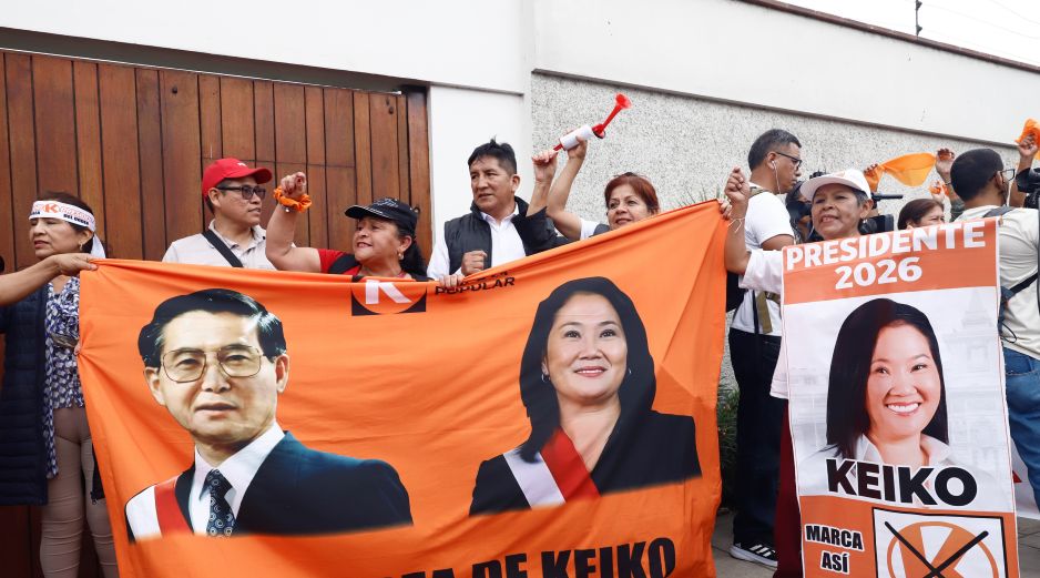 Simpatizantes de Keiko Fujimori sostienen carteles a la espera de su discurso tras ser declarada presidenta electa de Perú por parte del Jurado Nacional de Elecciones este viernes, en Lima. EFE/S. Blanco