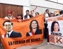 Simpatizantes de Keiko Fujimori sostienen carteles a la espera de su discurso tras ser declarada presidenta electa de Perú por parte del Jurado Nacional de Elecciones este viernes, en Lima. EFE/S. Blanco