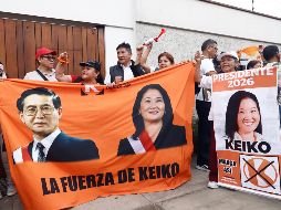 Simpatizantes de Keiko Fujimori sostienen carteles a la espera de su discurso tras ser declarada presidenta electa de Perú por parte del Jurado Nacional de Elecciones este viernes, en Lima. EFE/S. Blanco