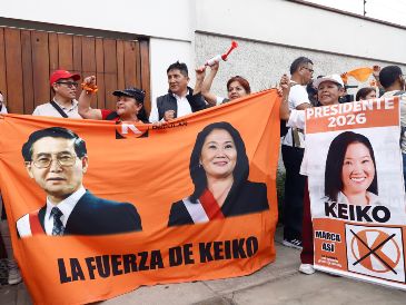 Simpatizantes de Keiko Fujimori sostienen carteles a la espera de su discurso tras ser declarada presidenta electa de Perú por parte del Jurado Nacional de Elecciones este viernes, en Lima. EFE/S. Blanco