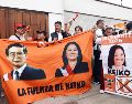 Simpatizantes de Keiko Fujimori sostienen carteles a la espera de su discurso tras ser declarada presidenta electa de Perú por parte del Jurado Nacional de Elecciones este viernes, en Lima. EFE/S. Blanco
