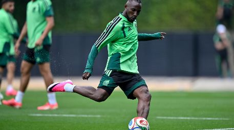 Julián Quiñones en el entrenamiento de la selección mexicana, que el domingo enfrentará a la de Inglaterra en el estadio Azteca. IMAGO7/E. Espinosa