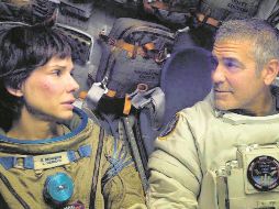 Escena de la cinta “Gravedad” (2013) en la que se ve a Sandra Bullock y George Clooney. Alfonso Cuarón fue reconocido con el BAFTA por este filme. AFP