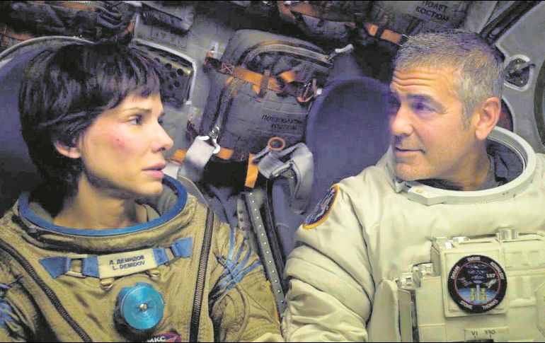 Escena de la cinta “Gravedad” (2013) en la que se ve a Sandra Bullock y George Clooney. Alfonso Cuarón fue reconocido con el BAFTA por este filme. AFP