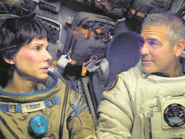 Escena de la cinta “Gravedad” (2013) en la que se ve a Sandra Bullock y George Clooney. Alfonso Cuarón fue reconocido con el BAFTA por este filme. AFP