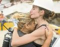 Una rescatista abraza a una mujer durante la jornada de búsqueda. EFE