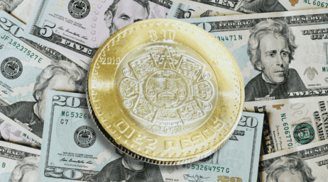 El cierre de la semana del 29 de junio al 3 de julio dejó un balance optimista para el peso mexicano frente al dólar. ESPECIAL / CANVA