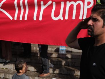 Una pancarta llama a matar al presidente Donald Trump en los funerales del asesinado líder supremo de Irán Alí Jameneí. EFE / Jaime León