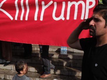 Una pancarta llama a matar al presidente Donald Trump en los funerales del asesinado líder supremo de Irán Alí Jameneí. EFE / Jaime León