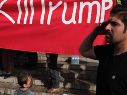 Una pancarta llama a matar al presidente Donald Trump en los funerales del asesinado líder supremo de Irán Alí Jameneí. EFE / Jaime León